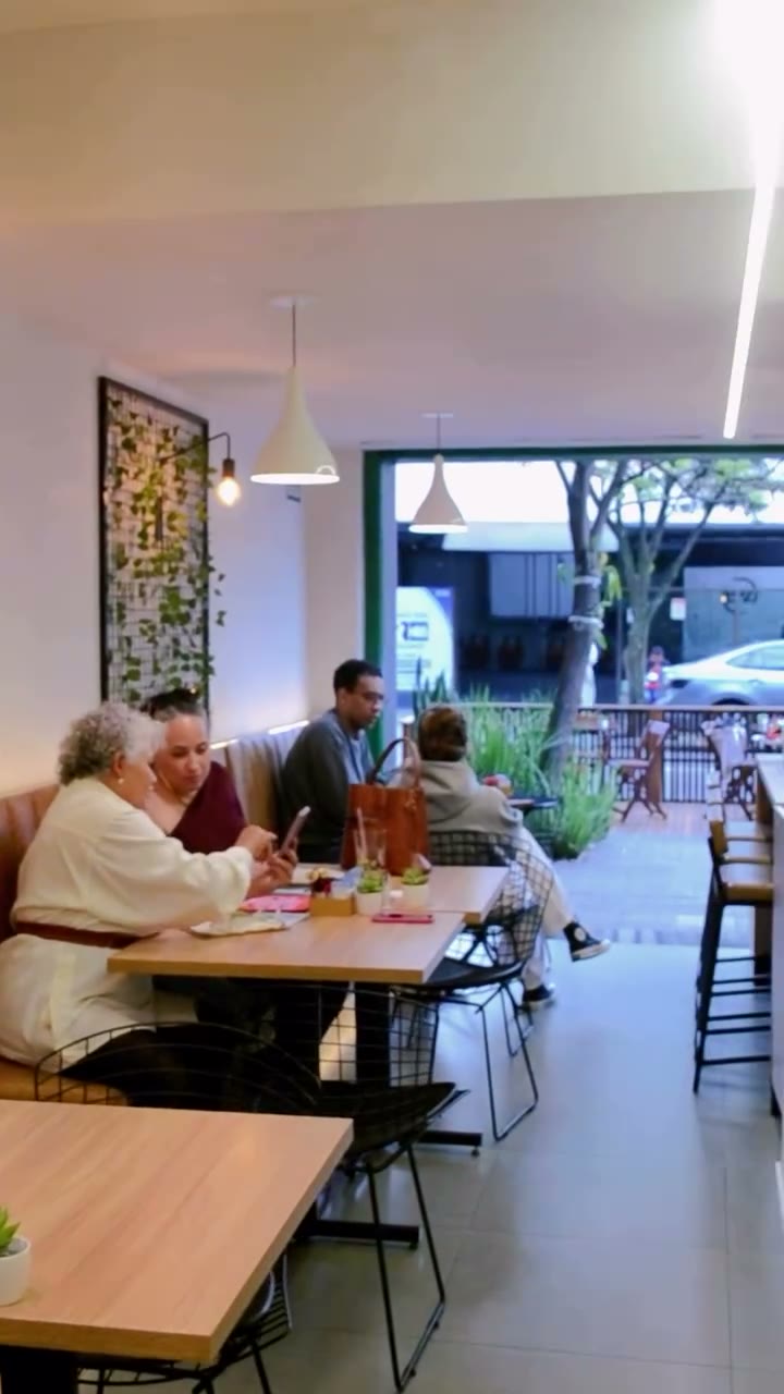Salão com plantas e luminárias pendentes