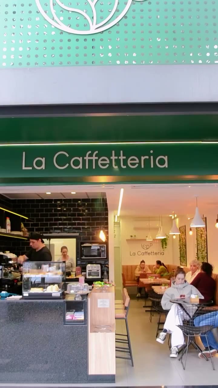 Fachada verde com o letreiro La Caffetteria