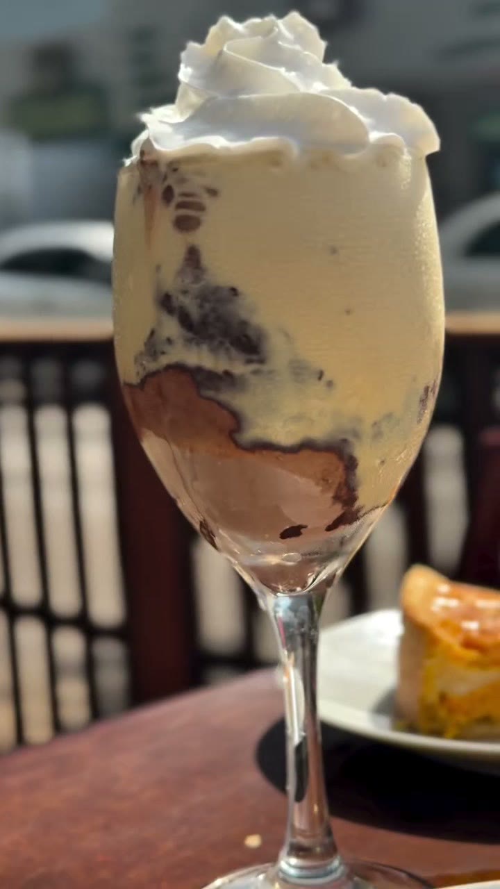 Cappuccino gelado com chantilly servido na taça